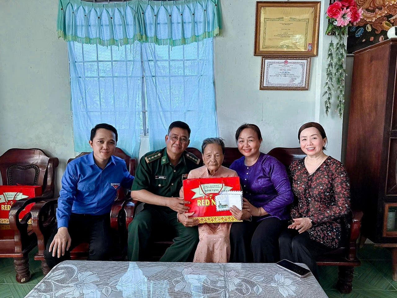 Chỉ huy Đồn Biên phòng Lai Hòa phối hợp với Ủy ban MTTQ Việt Nam xã Lai Hòa thăm tặng quà tổ chức chương trình Bữa cơm tri ân tại gia đình Mẹ Việt Nam Anh hùng Lê Thị Hai