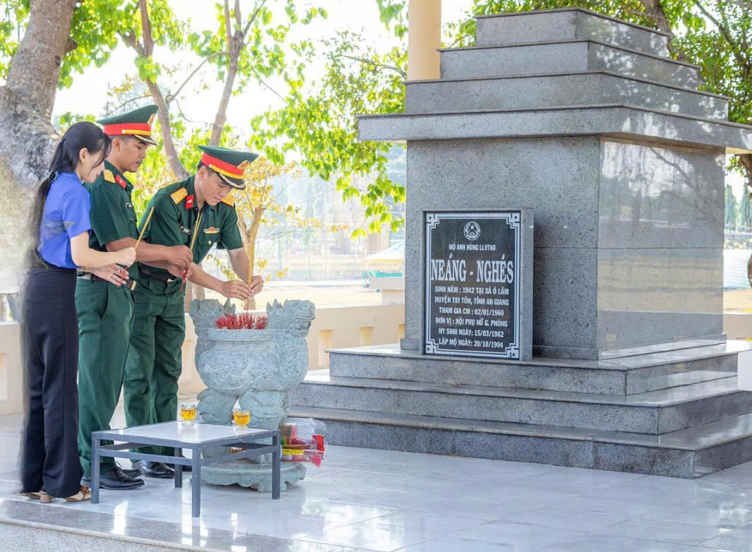 Ngày giỗ của Anh hùng lực lượng vũ trang Nhân dân Neáng Nghés luôn có các đoàn thể đến thấp nén hương tưởng nhớ. Ảnh: Lính QK9
