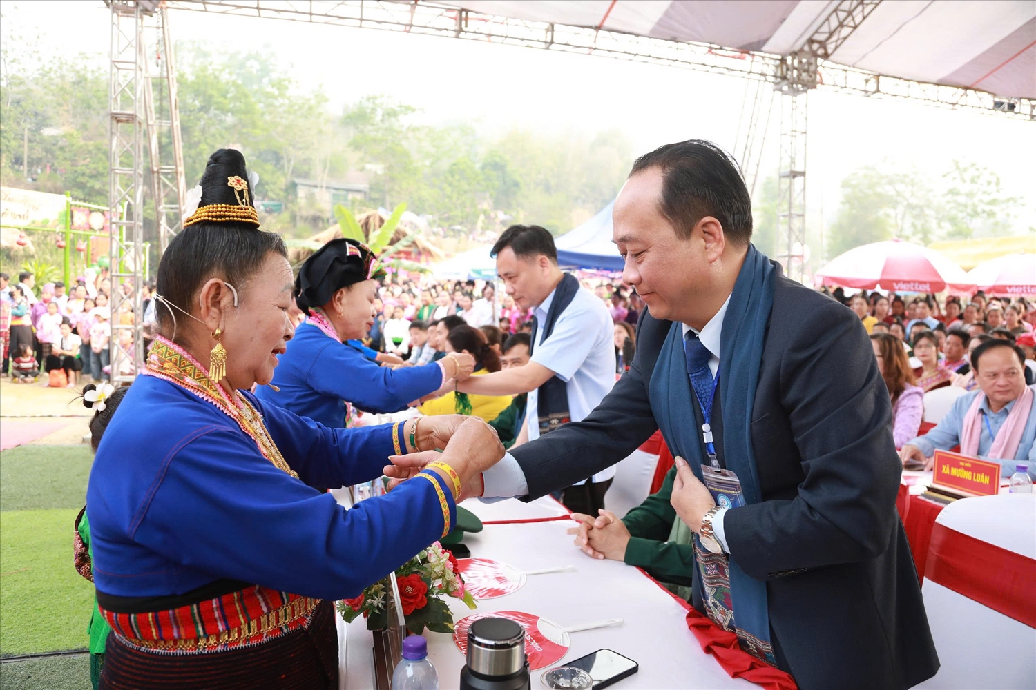 Nghi thức buộc chỉ đỏ cầu may (Ảnh. Trần Nhâm)