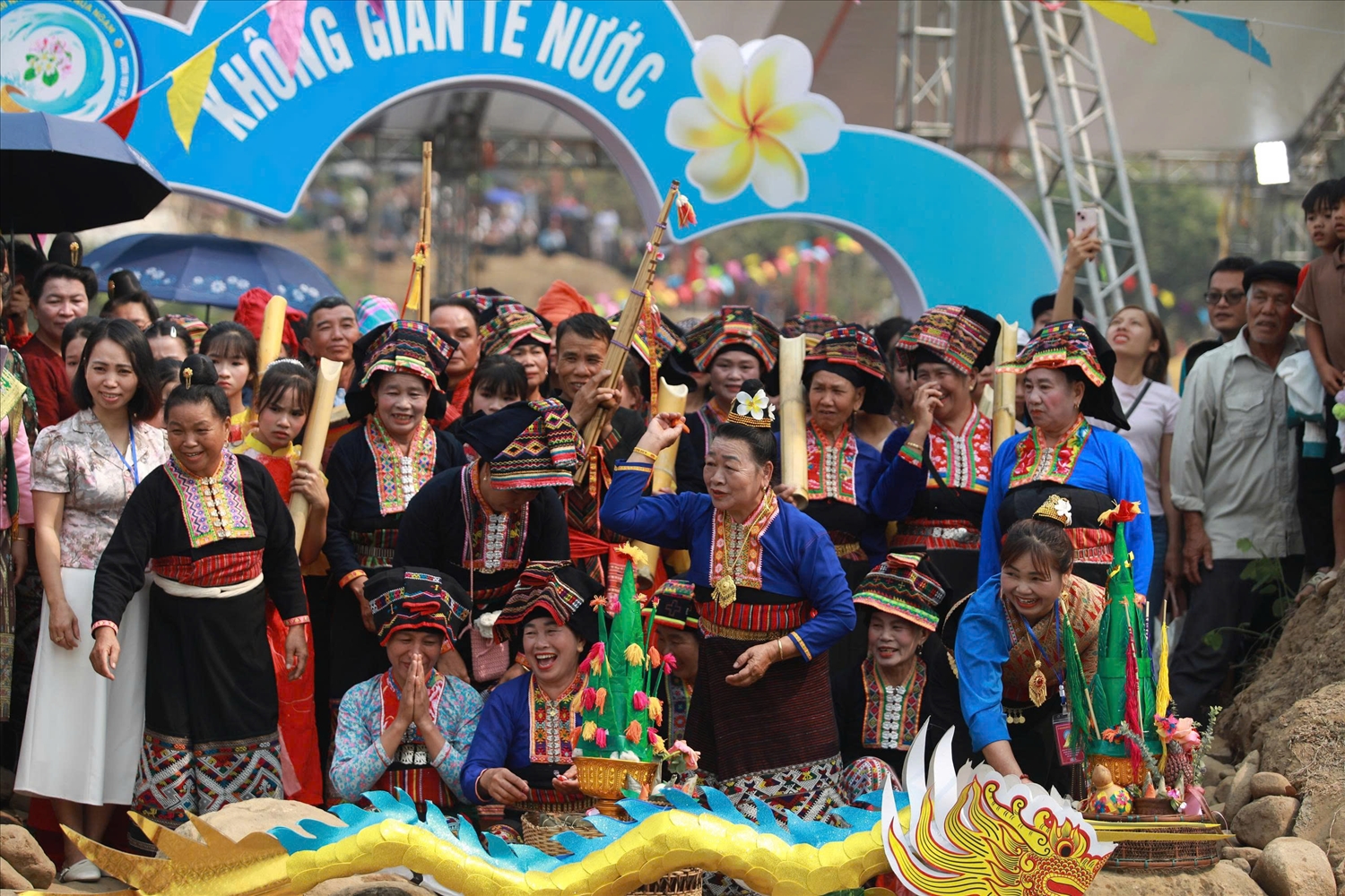 Nghi thức cúng thần nước tại lễ hội (Ảnh. Trần Nhâm)