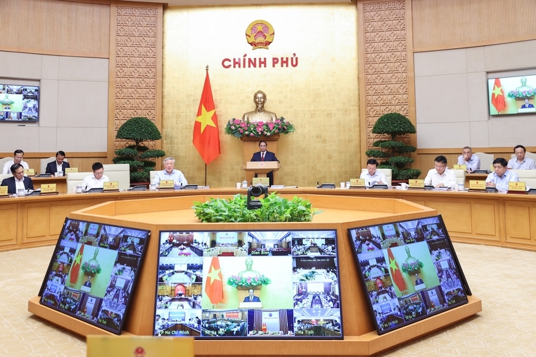 Thủ tướng nhấn mạnh khó khăn, thách thức là cơ hội để chuyển đổi số, chuyển đổi xanh, tái cấu trúc nền kinh tế bền vững, tiết kiệm xăng dầu, năng lượng, thúc đẩy triển khai điện mặt trời áp mái - Ảnh: VGP/Nhật Bắc