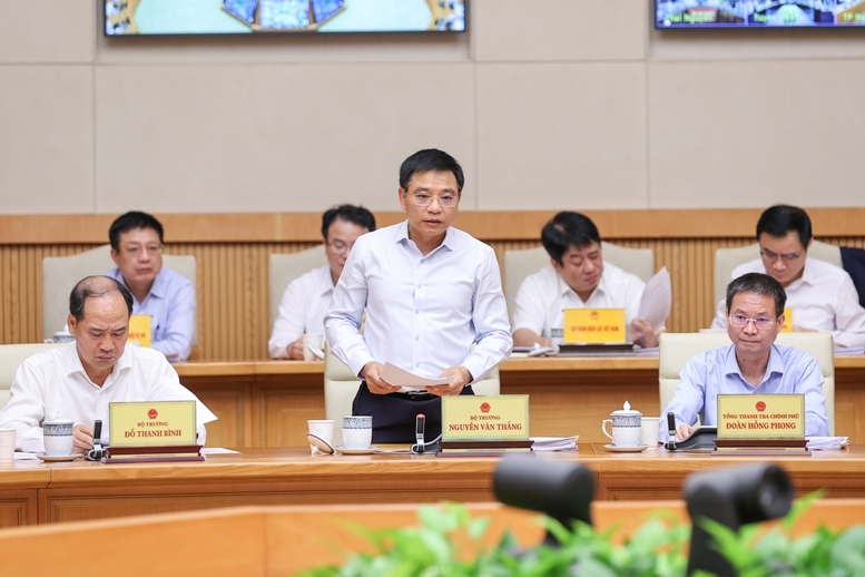 Bộ trưởng Bộ Tài chính Nguyễn Văn Thắng báo cáo tại Hội nghị - Ảnh: VGP/Nhật Bắc