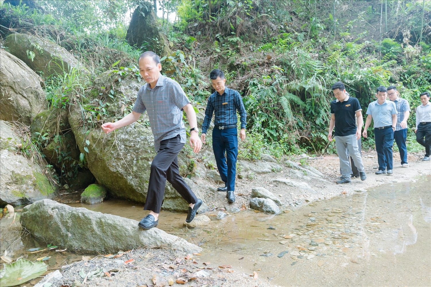 Giám đốc Sở Dân tộc và Tôn giáo tỉnh Tuyên Quang Nguyễn Văn Dưng kiểm tra thực địa tại xã Nấm Dẩn