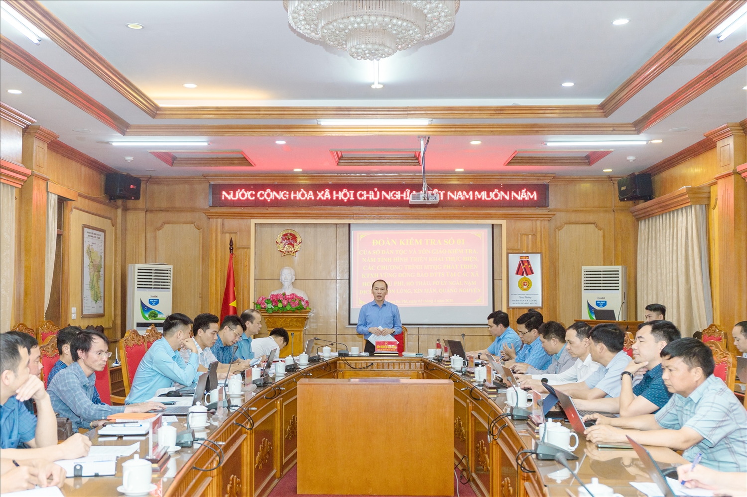 Giám đốc Sở Dân tộc và Tôn giáo tỉnh Tuyên Quang Nguyễn Văn Dưng chủ trì buổi làm việc với đại diện các xã