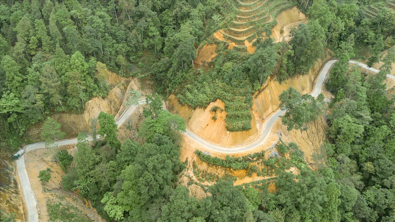 Công trình đường giao thông tại xã Tân Tiến được đầu tư từ nguồn vốn Chương trình MTQG phát triển kinh tế – xã hội vùng đồng bào DTTS và miền núi, góp phần cải thiện hạ tầng đi lại cho người dân
