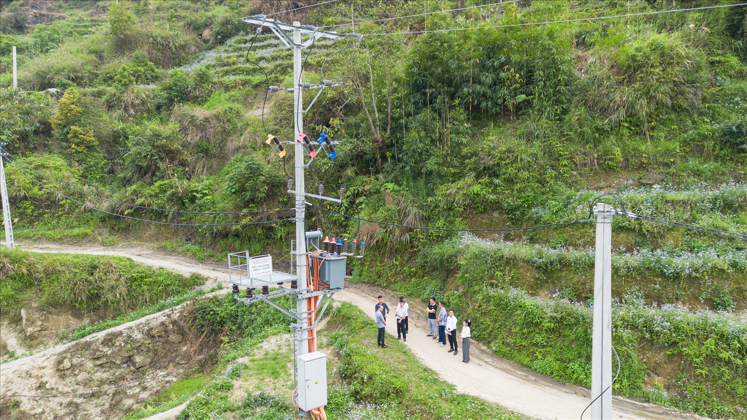 Đoàn công tác của Sở Dân tộc và Tôn giáo tỉnh Tuyên Quang khảo sát công trình điện tại xã Nấm Dẩn.