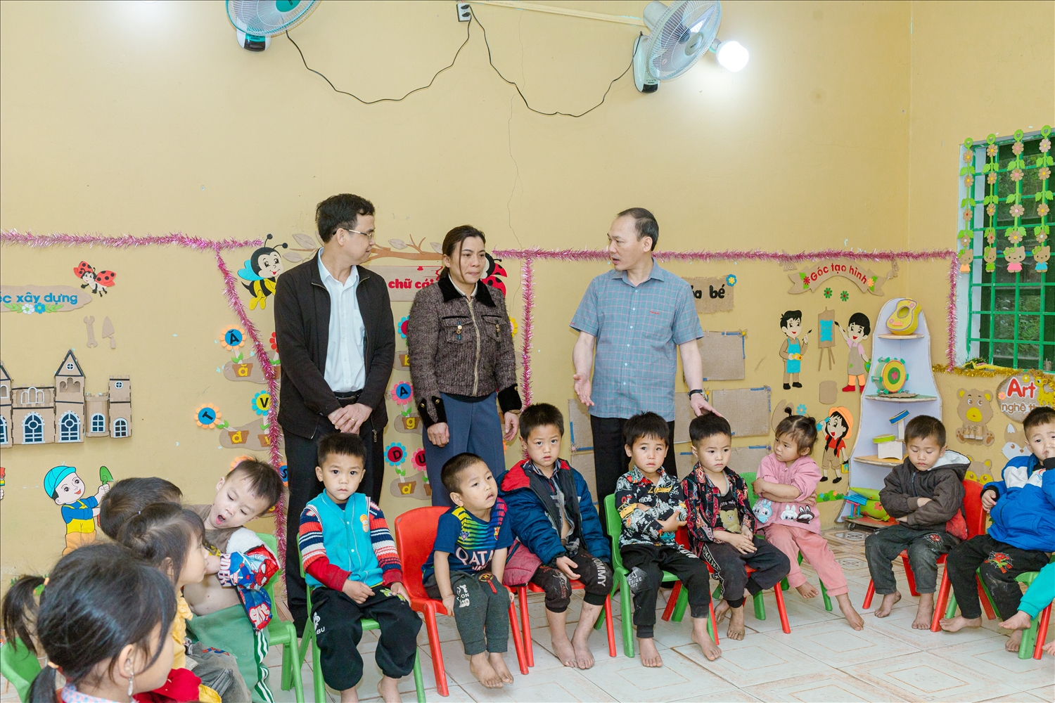 Lãnh đạo Sở Dân tộc và Tôn giáo tỉnh Tuyên Quang thăm hỏi, động viên học sinh là con em đồng bào dân tộc Cờ Lao tại xã Tân Tiến