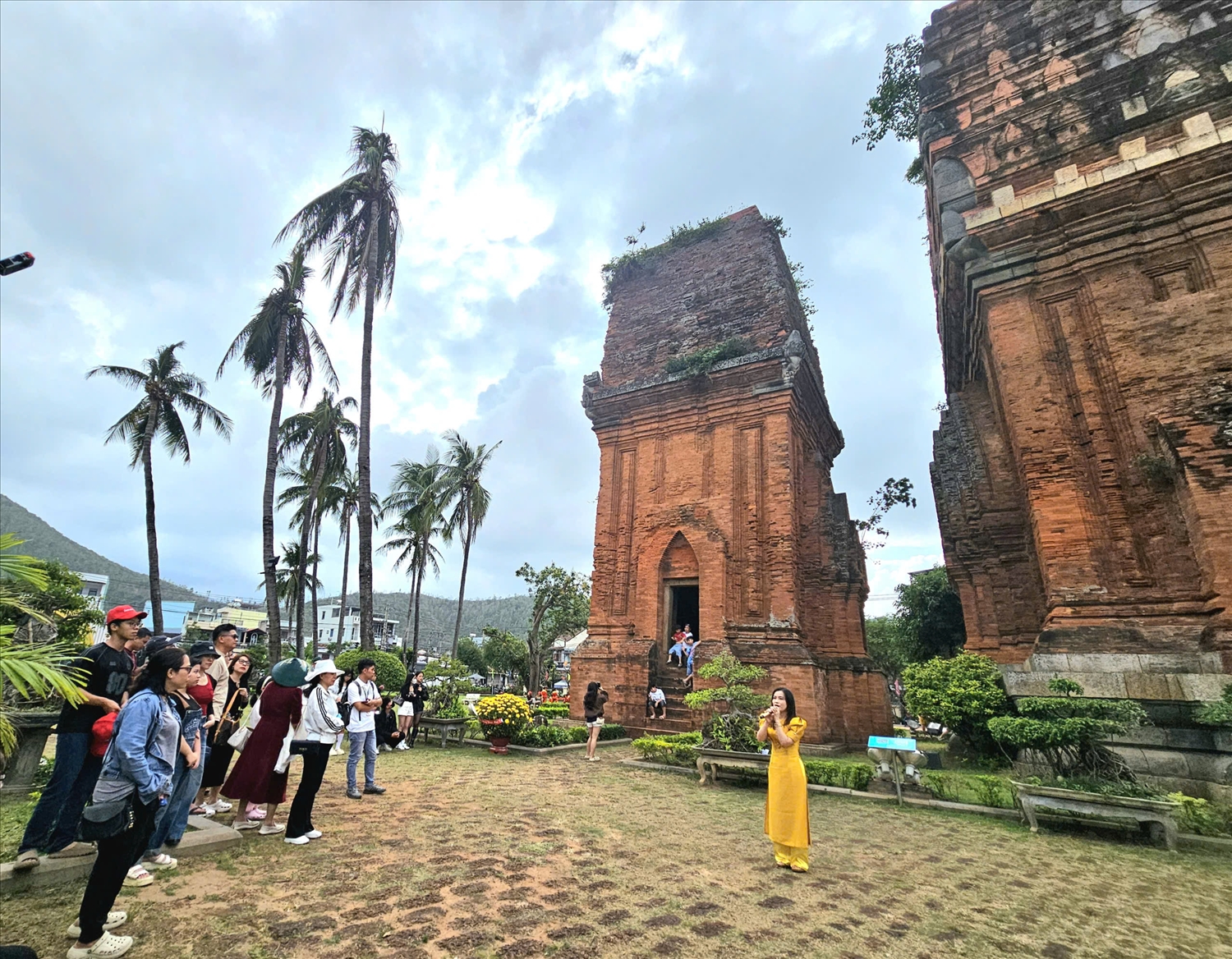 Nhiều du khách đến tham quan Di tích Tháp Đôi. (Ảnh P.H)