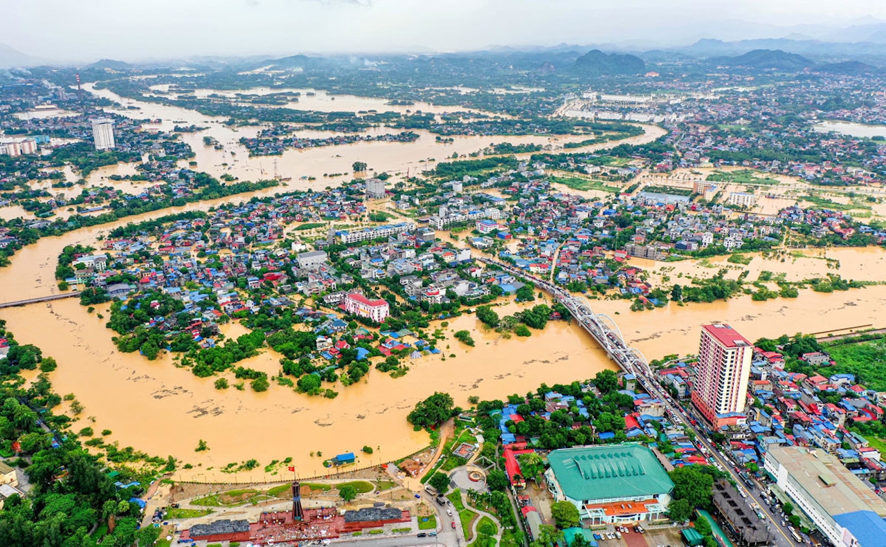 Thiên tai là một thách thức lớn trong thực hiện mục tiêu giảm nghèo bền vững. (Trong ảnh: Thái Nguyên chìm trong biển nước trong đợt mưa lũ lịch sử tháng 10/2025)