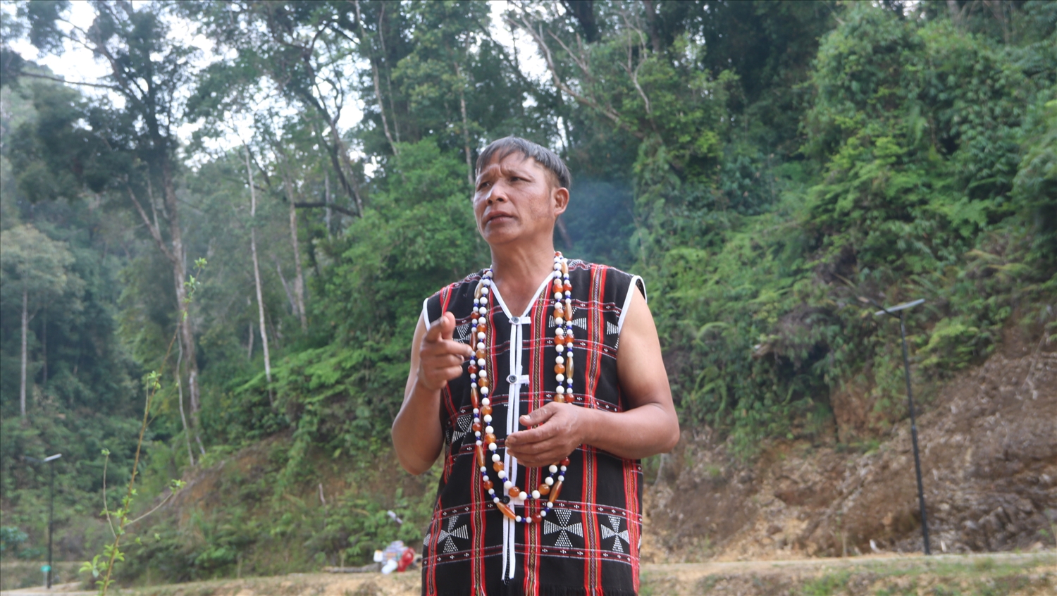  Hốih Mia kể về ý nghĩa của lễ hội tạ ơn rừng của đồng bào Cơ Tu. (Ảnh HT)
