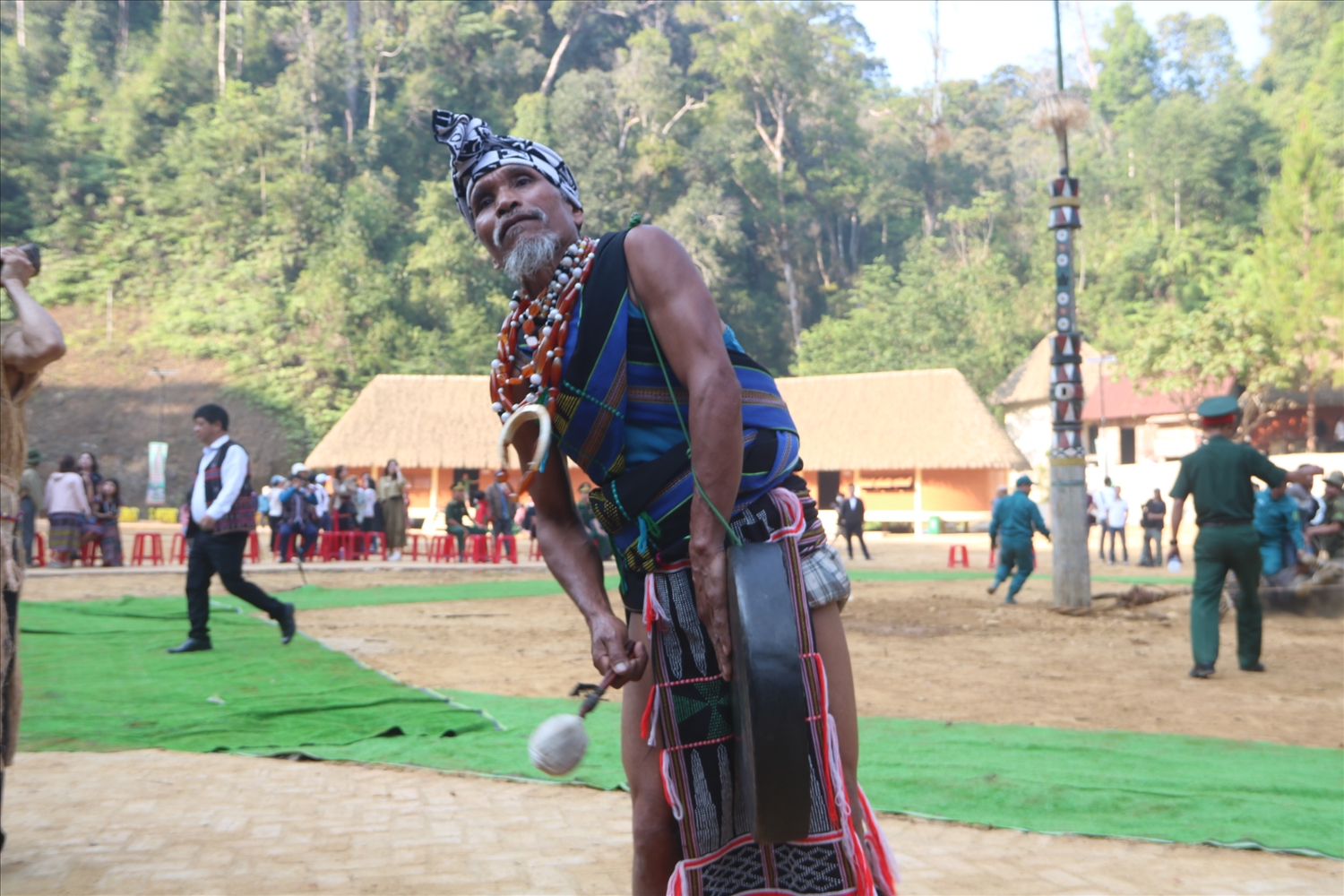 Tiếng cồng chiêng ngân lên rộn rã giữa mùa lễ hội. (Ảnh HT)