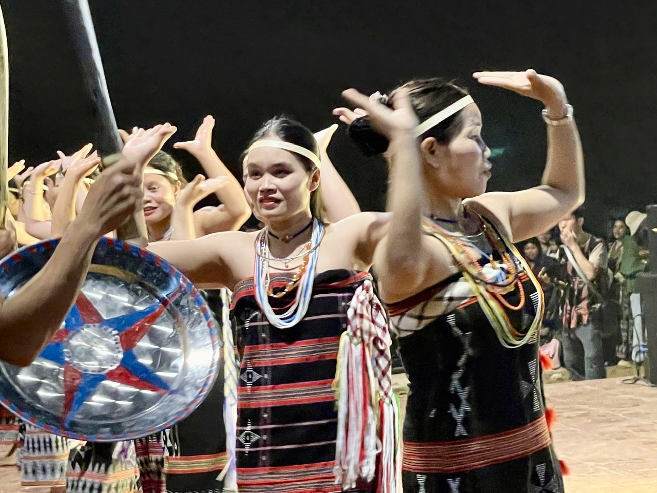 Đồng bào Cơ Tu múa tung tung, da dá tại lễ hội. (Ảnh HT)