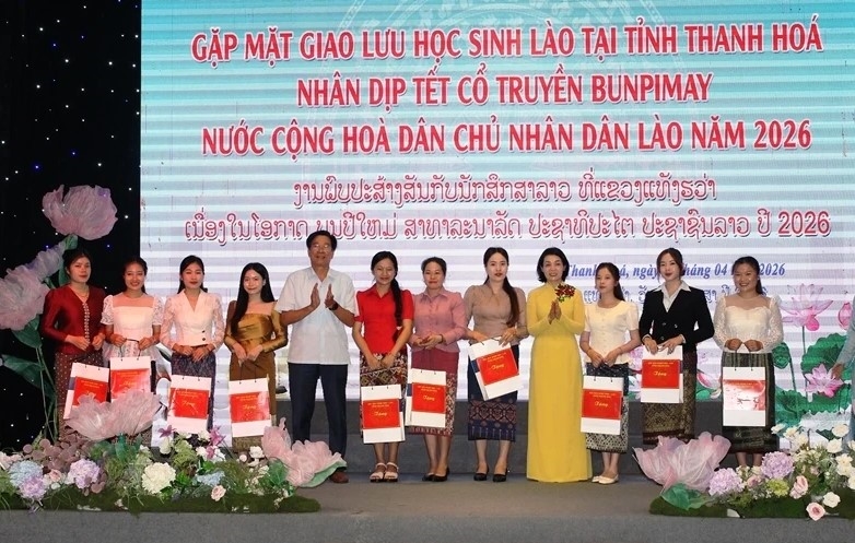 Trao quà cho các lưu học sinh Lào đang học tập tại các trường trên địa bàn tỉnh Thanh Hóa.