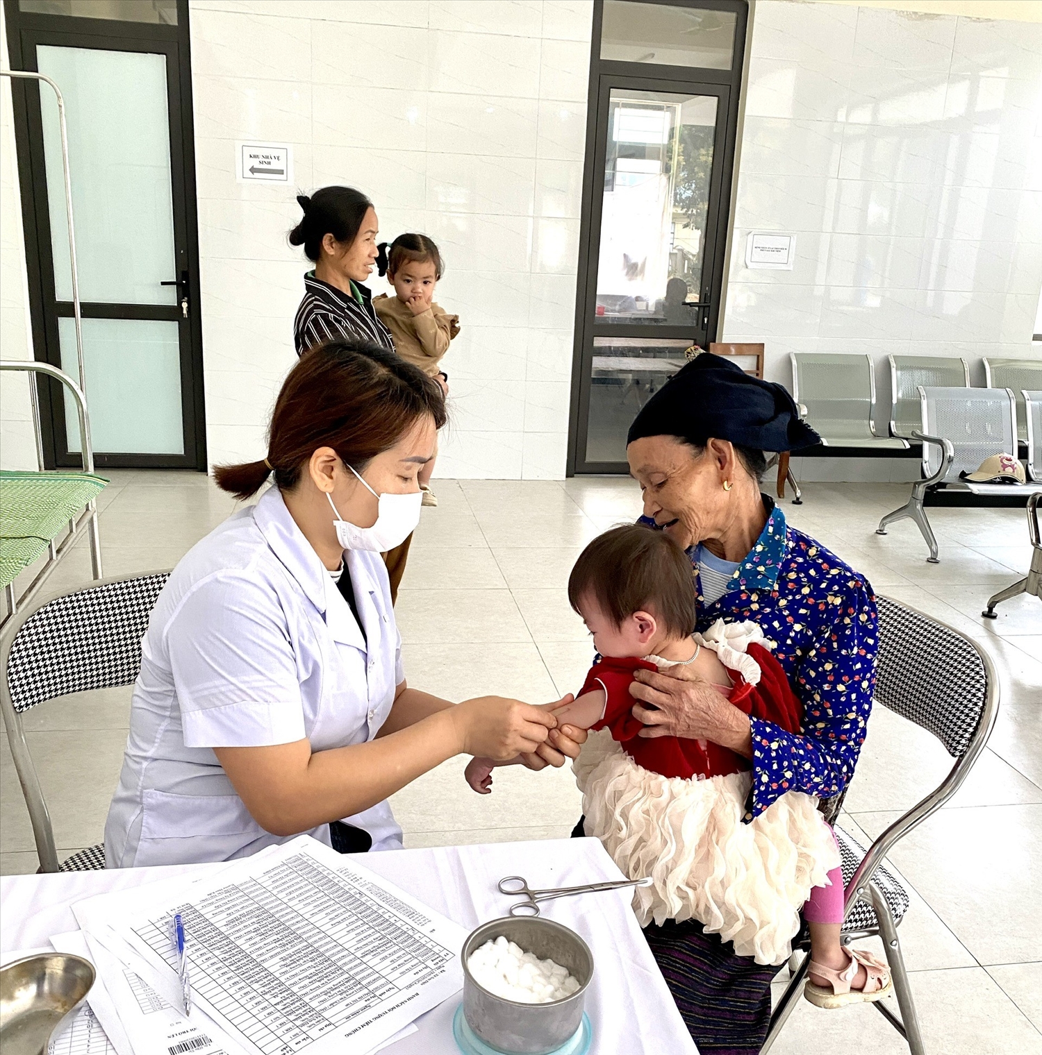 Việc đưa dịch vụ y tế về cơ sở giúp người dân vùng sâu, vùng xa giảm thời gian và chi phí đi lại.