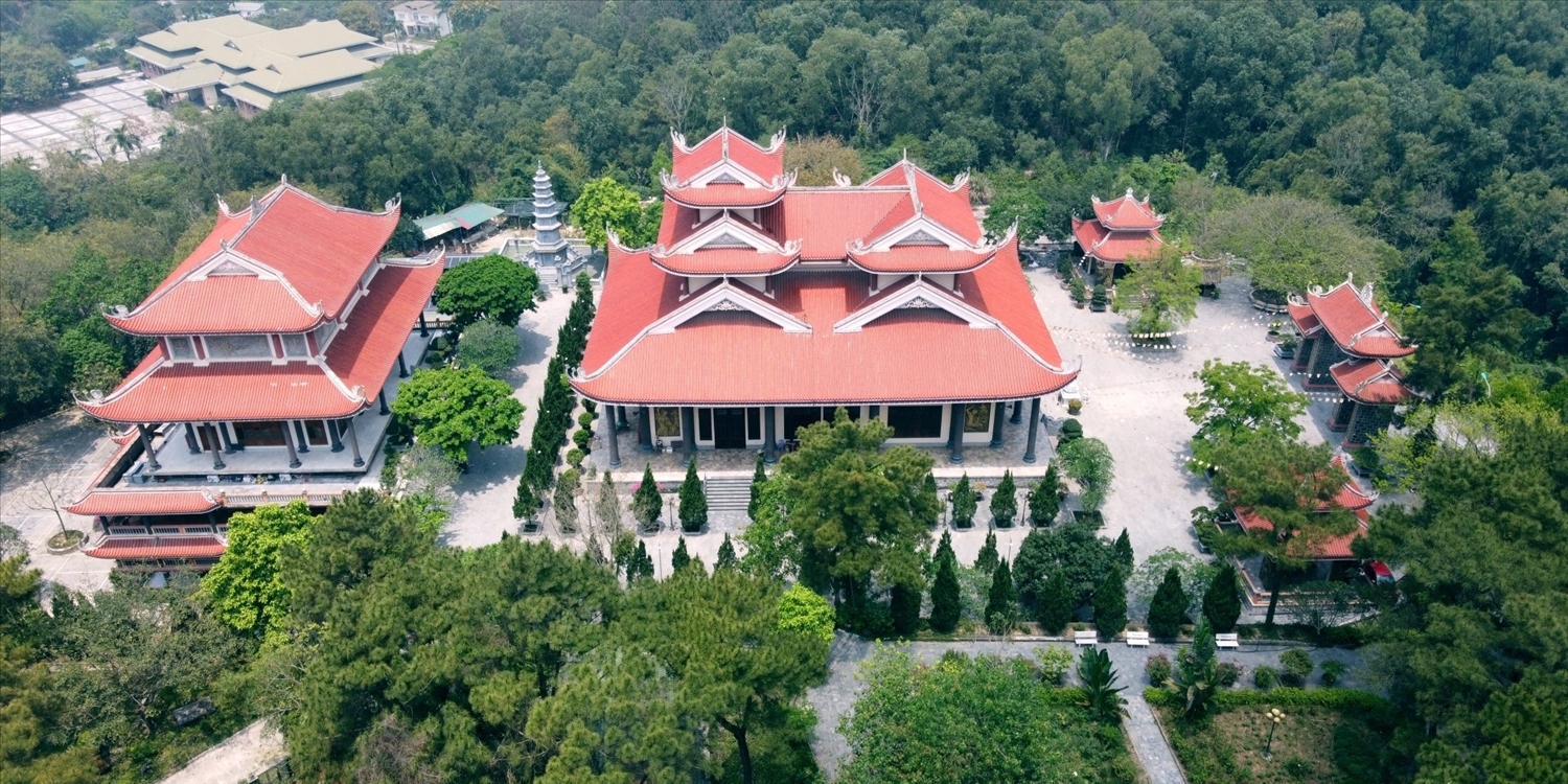 Thiền viện Trúc Lâm Hàm Rồng tọa lạc trên đồi C4, phường Hàm Rồng, Thanh Hóa.