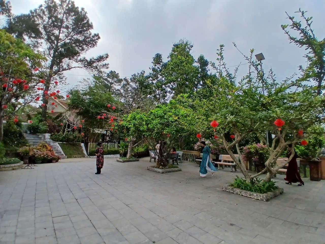 Không gian tĩnh lặng tại Thiền viện Trúc Lâm Hàm Rồng mang đến cảm giác an yên, thư thái cho du khách.