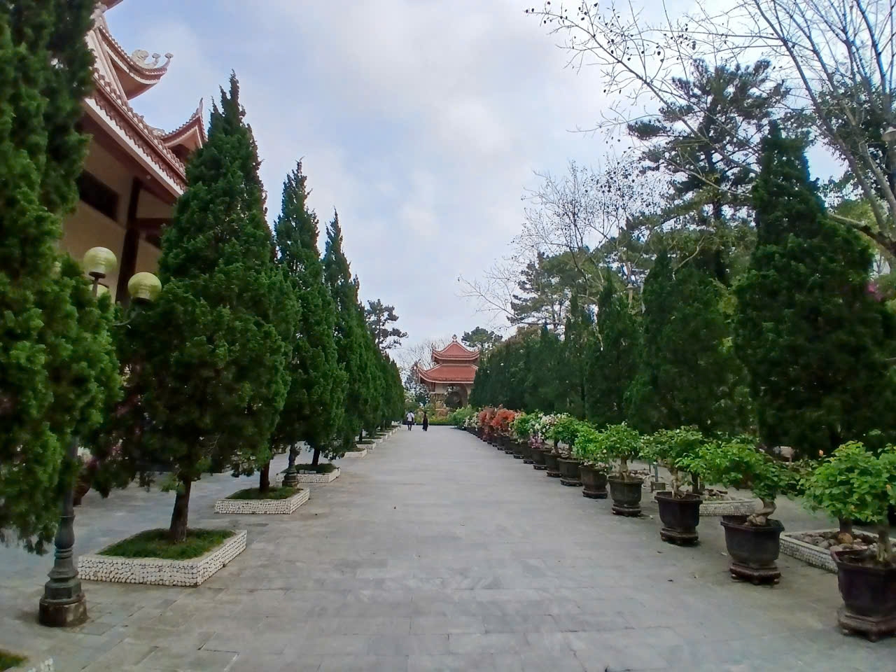 Không gian xanh mát, tĩnh lặng tại Thiền viện Trúc Lâm Hàm Rồng mang đến cảm giác an yên, thư thái cho du khách.