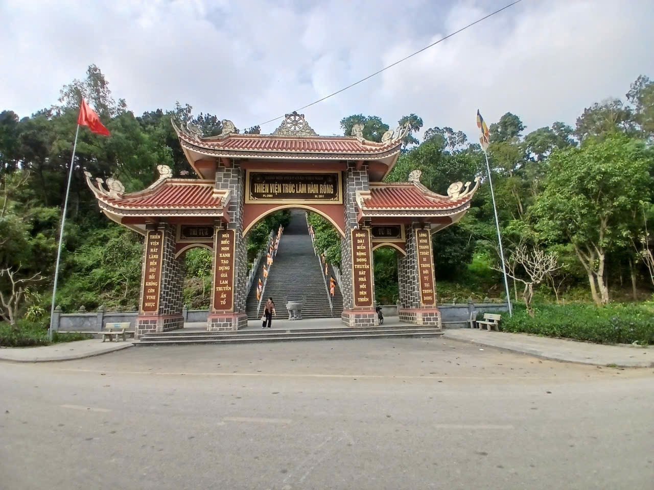 Cổng Tam quan phía ngoài của Thiền viện Trúc Lâm Hàm Rồng – lối dẫn vào không gian thiền tịnh giữa rừng thông xanh mát.