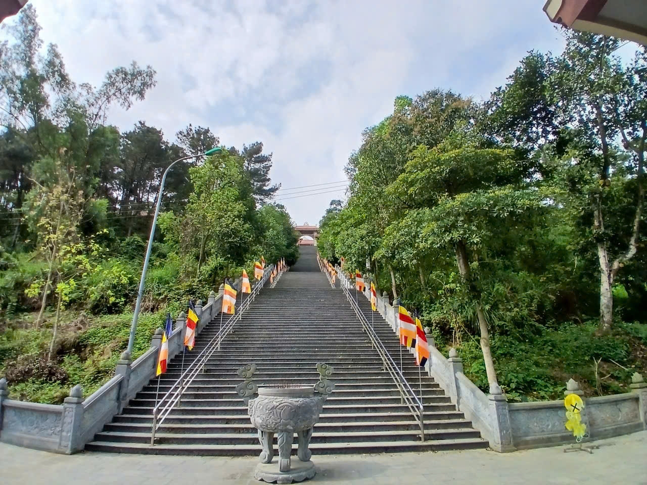 Sau cổng Tam quan, hàng trăm bậc đá dẫn lối lên Thiền viện Trúc Lâm Hàm Rồng, mở ra hành trình tìm về chốn tĩnh tại.