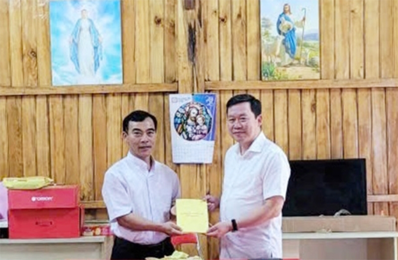 Giám đốc Sở dân tộc và Tôn giáo Lào Cai Nguyễn Quốc Luận (bên trái) thăm, chúc mừng Giáo sứ Giáo xứ Giàng La Pán nhân dịp Lễ Phục sinh. (Ảnh: Trọng Bảo)