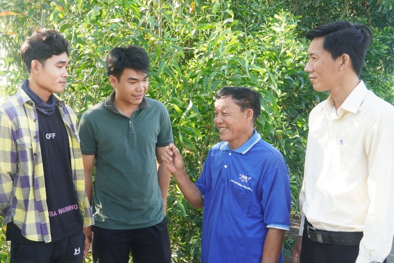 Ông Lý Văn Khô (thứ 2 từ phải qua) là hạt nhân thắt chặt tình đoàn kết Nhân dân ở ấp Trà Phọt, xã Giang Thành, tỉnh An Giang (Ảnh MH).