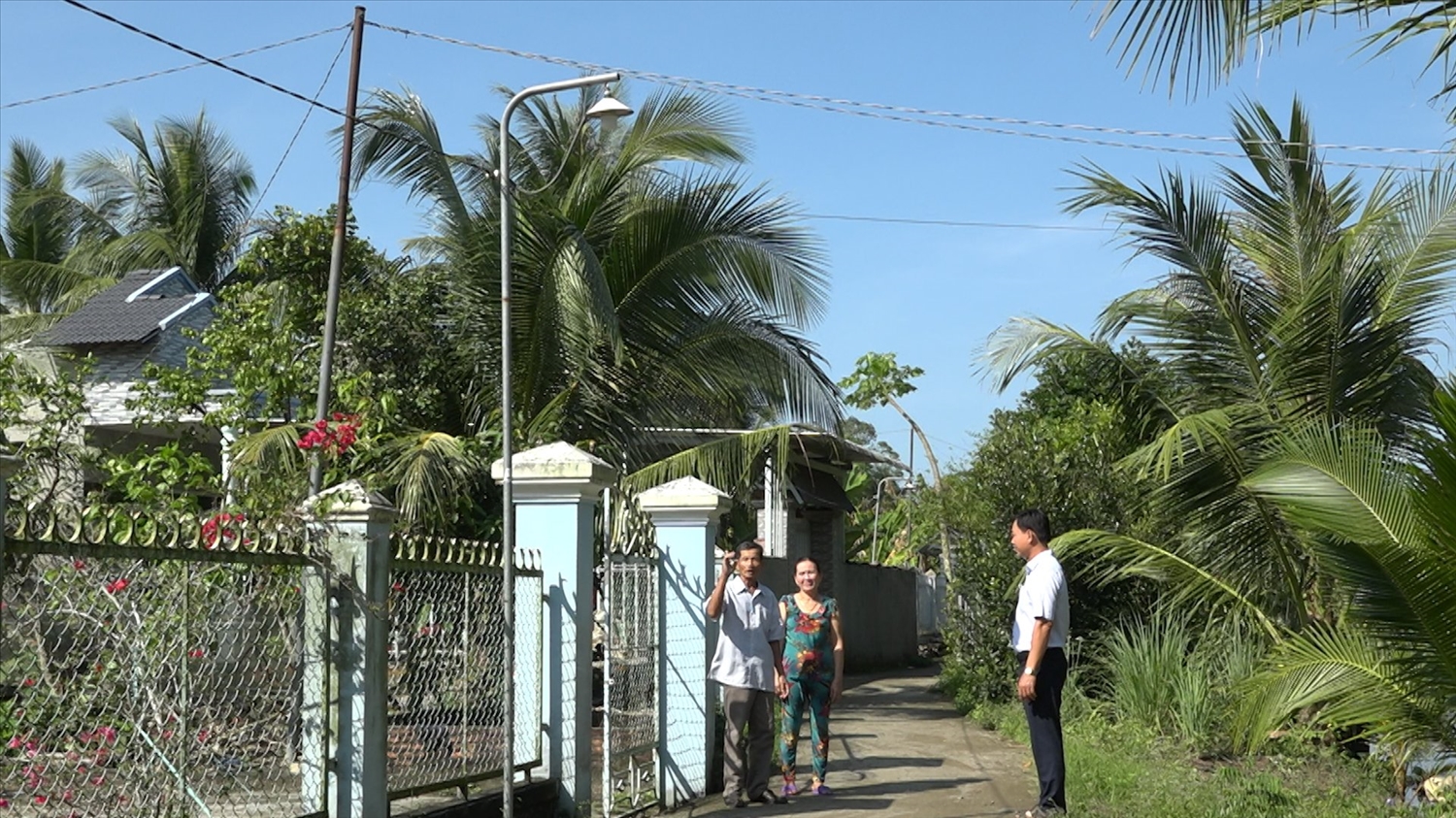  Ông Danh Mai Dong Người có uy tín ấp Tràm Chẹt, xã Bàn Tân Định, tỉnh An Giang (bìa trái) bày tỏ niềm vui trước sự phát triển của vùng đồng bào dân tộc Khmer (Ảnh MH)