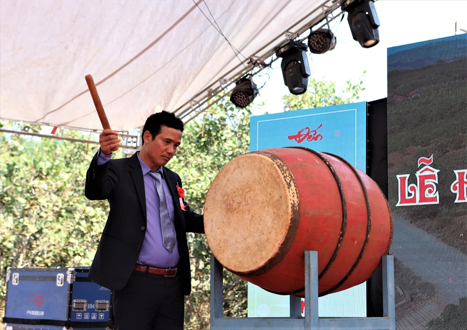 Bí thư Đảng ủy, Chủ tịch HĐND xã Ea Wy Nguyễn Đình Hoạt đánh trống khai mạc lễ hội