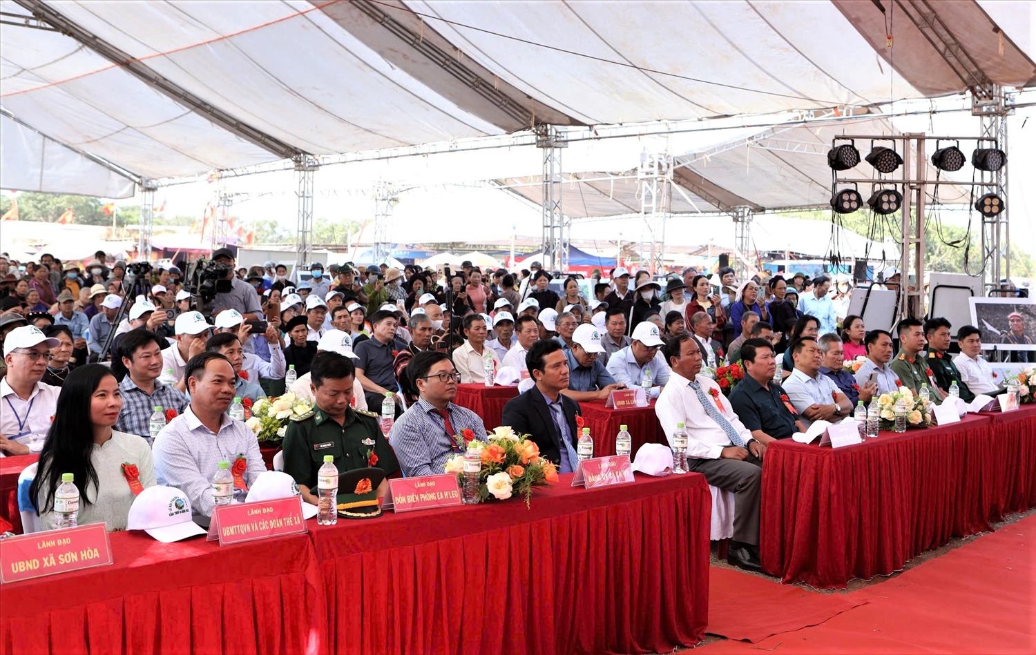 Các đại biểu, người dân và du khách tham gia lễ hội