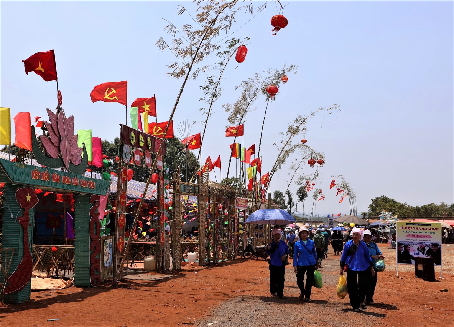 Đồng bào các dân tộc đổ về Ea Wy xem hội