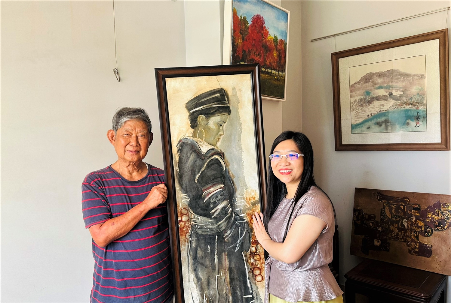 Giám đốc Bảo tàng Đắk Lắk Võ Thị Phượng tiếp nhận bức tranh quý mà họa sĩ Lý Khắc Nhu tặng bảo tàng 