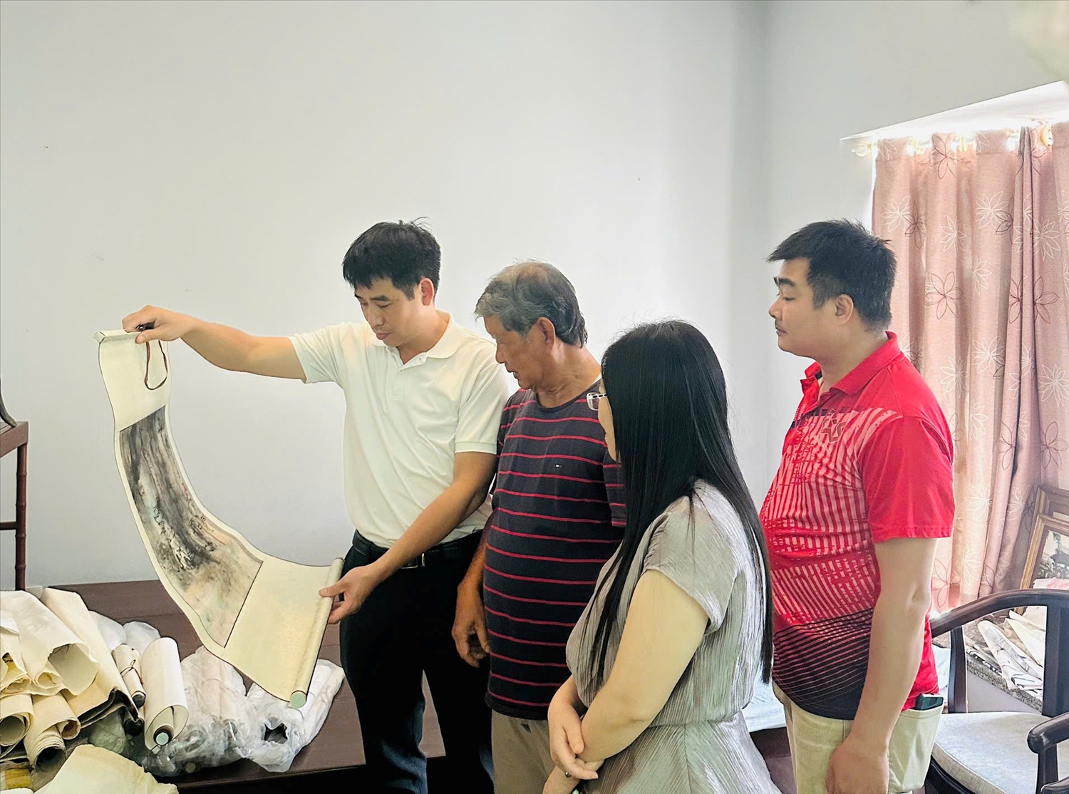 Họa sĩ Lý Khắc Nhu giới thiệu các tác phẩm hội họa với các cán bộ Bảo tàng tỉnh Đắk Lắk.