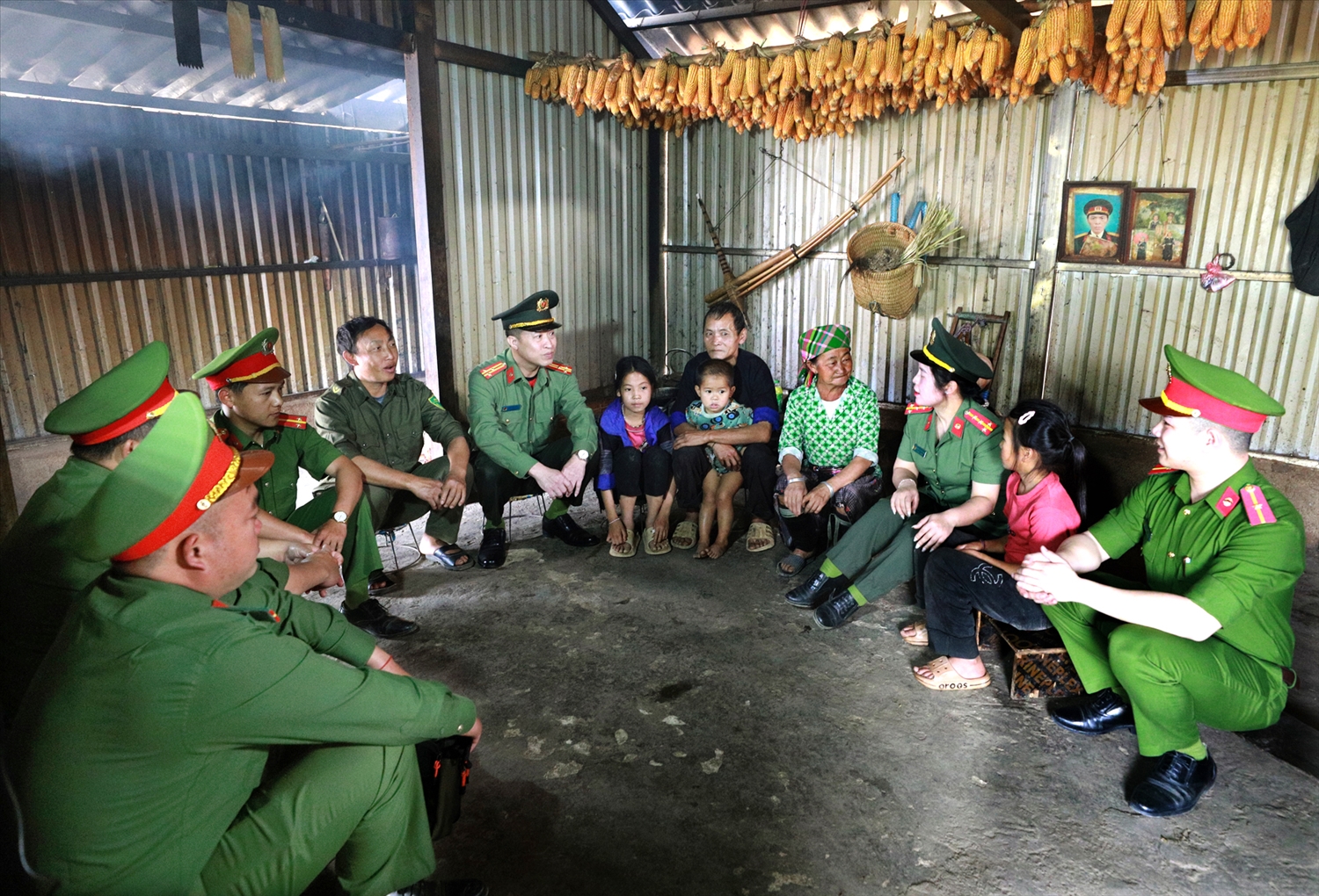 Các chiến sĩ Công an xã trực tiếp đến tận nhà ông Giàng Nhà Trư có 2 con đẻ và 1 con rể đang chấp hành án về tội mua bán trái phép chất ma túy và cai nghiện tại Trung tâm cai nghiện bắt buộc số 2, thăm hỏi và nắm bắt tình hình tư tưởng