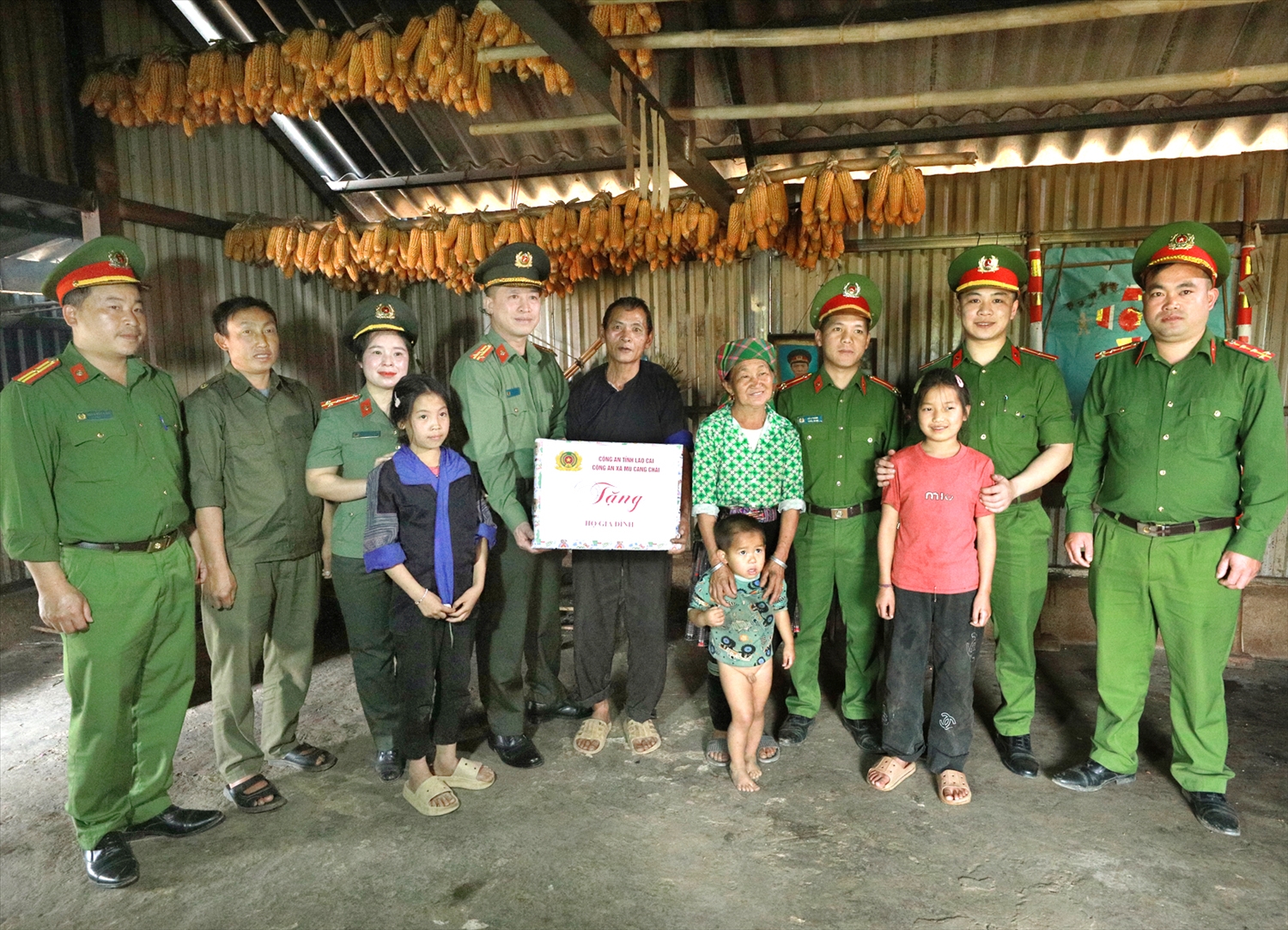 Tổ công tác tăng cường xây dựng xã Mù Cang Chải không ma túy cùng cán bộ, chiến sĩ Công an xã trao tặng những phần quà thiết thực cho gia đình có thân nhân đang chấp hành án và đi cai nghiện tại cơ sở bắt buộc.
