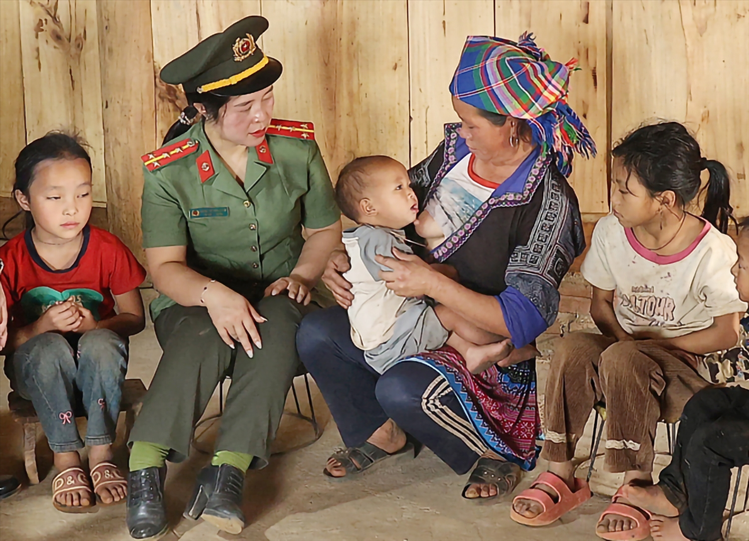 Sự quan tâm, động viên của lực lượng Công an đối với với vợ và 4 người con (Giàng Su Tu người đang đi cai nghiện) giúp họ vững tâm, trở thành chỗ dựa tinh thần để người lầm lỗi an tâm cải tạo, sớm trở về.