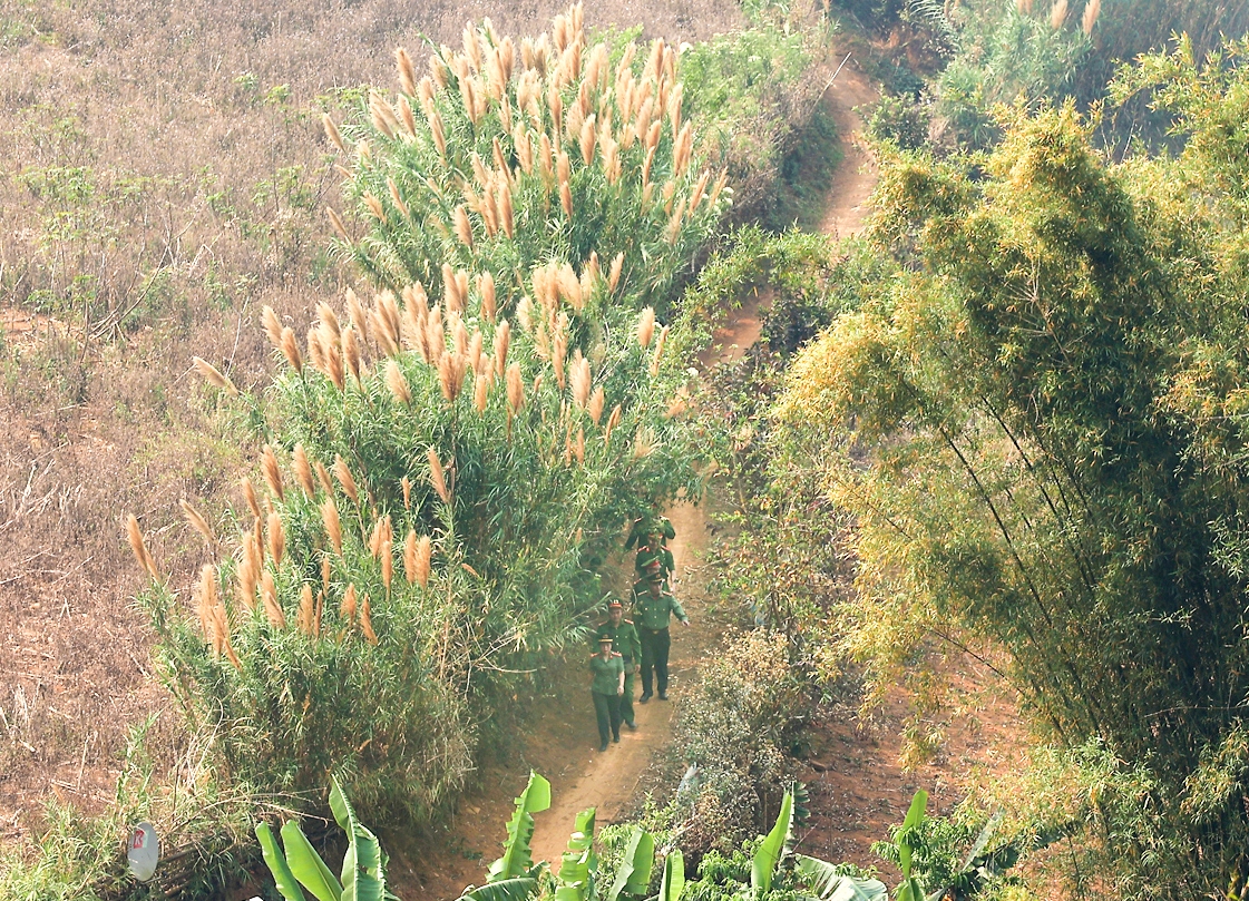 Vượt qua những cung đường đèo dốc hiểm trở, lực lượng Công an xã đến những bản làng xa xôi nhất để triển khai kế hoạch Xã không ma túy