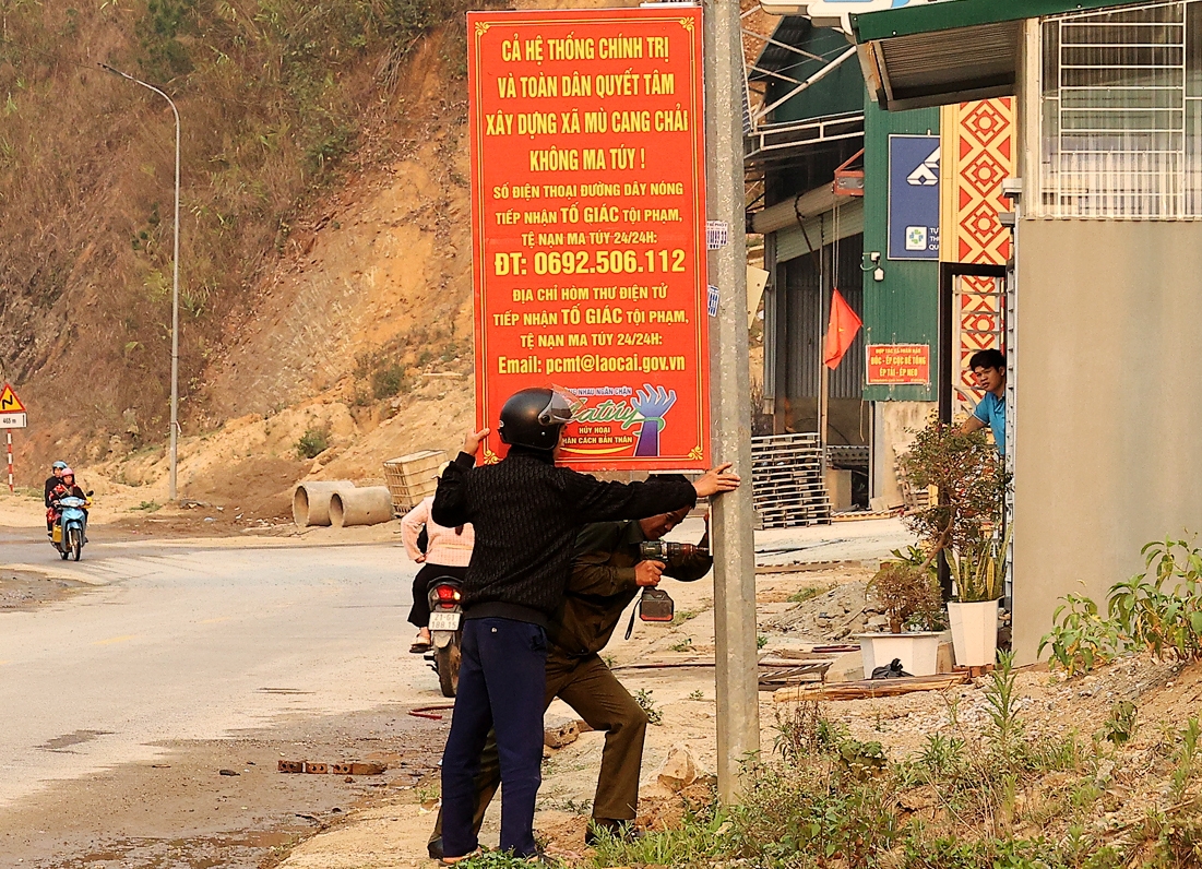 Cán bộ chiến sĩ Công an xã Mù Cang Chải tích cực tuyên truyền và thiết lập kênh tiếp nhận thông tin phản ánh về tệ nạn ma túy tại các khu dân cư.