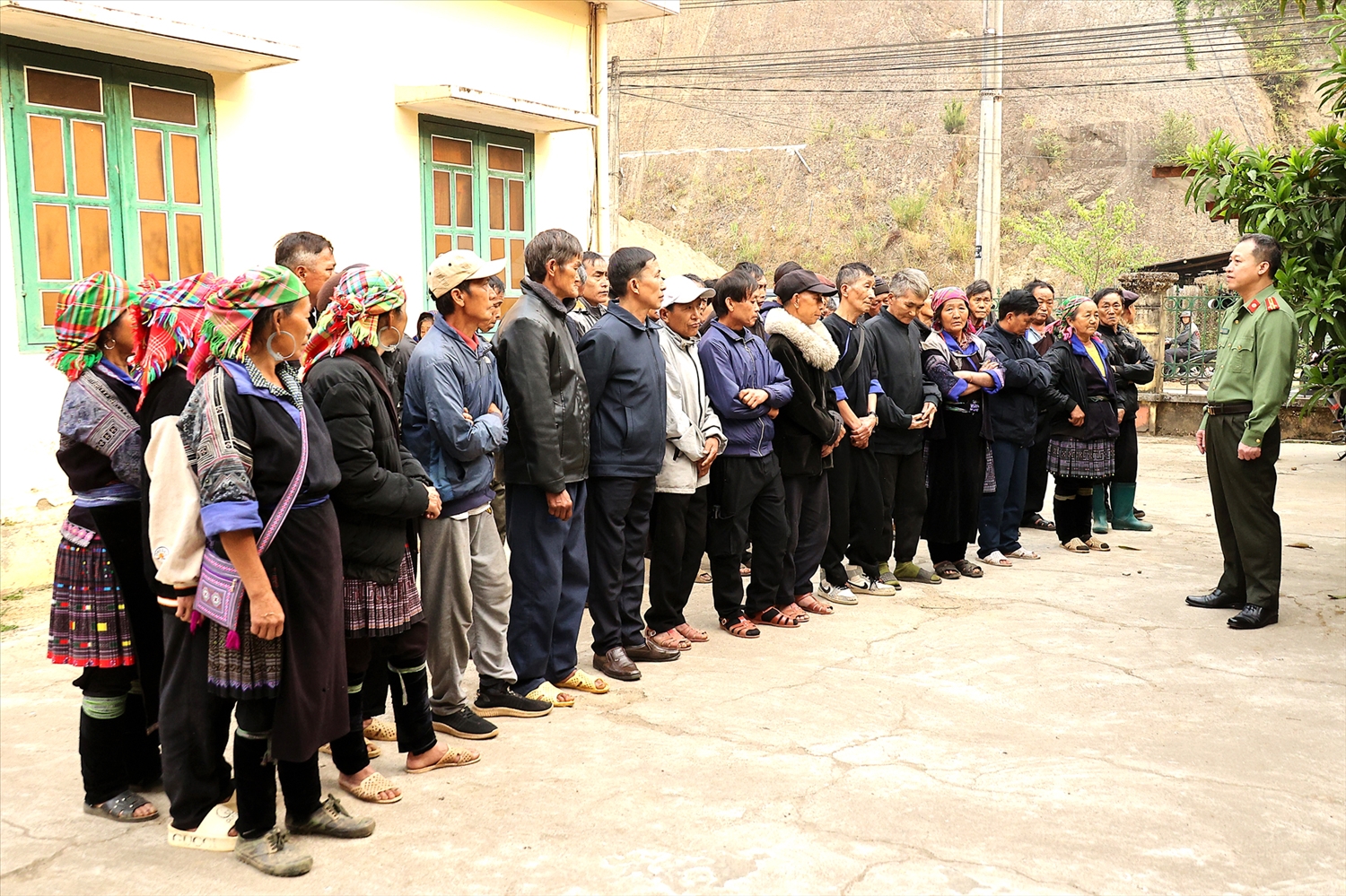 Thượng Tá – Đỗ Tùng Bảo, Phó Trưởng phòng ANĐT Công an tỉnh Lào Cai, Tổ trưởng Tổ công tác trực tiếp gặp gỡ, tuyên truyền phổ biến pháp luật và các biện pháp phòng, chống ma túy cho bà con trong xã tránh xa cái chết trắng