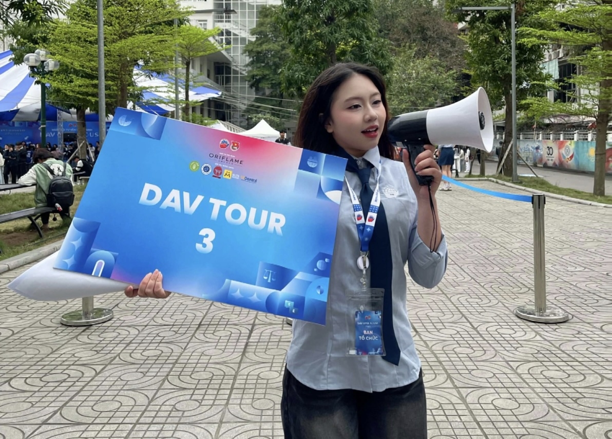 Em Mã Khánh Linh , dân tộc Tày, ngành Truyền thông Quốc tế, Học viện Ngoại giao, từng đạt giải Giải nhì cuộc thi tìm hiểu về âm nhạc Hàn Quốc 