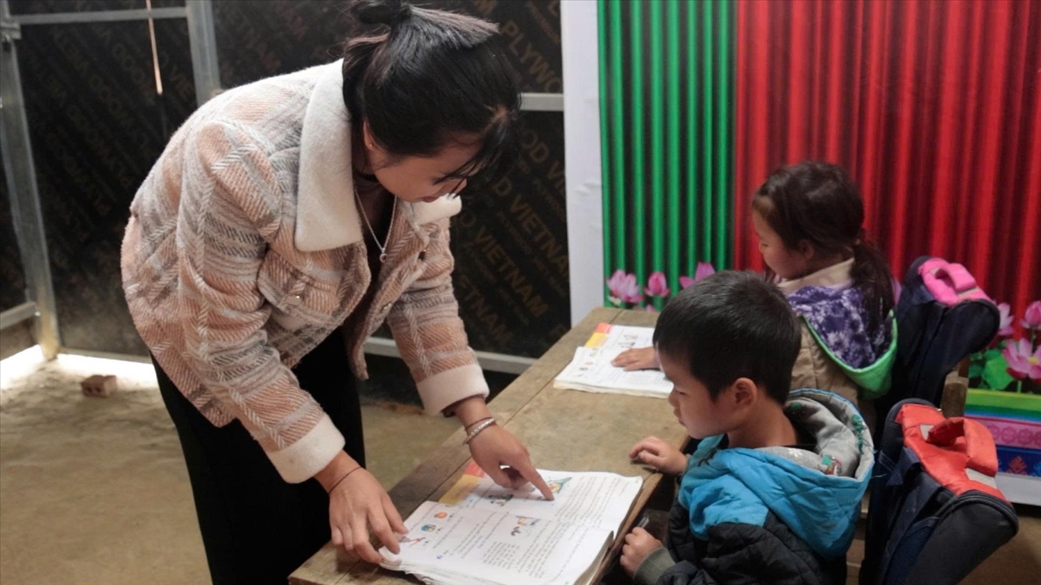 Cô và trò của điểm trường Hỏm Trên vẫn đang hàng ngày học tập trong điều kiện chật chội để bảo đảm chương trình (Ảnh Trọng Bảo)