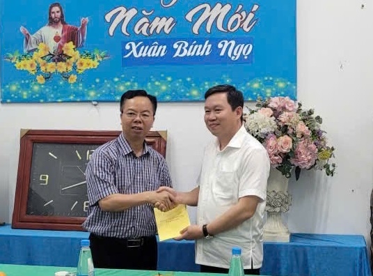 Thăm, chúc mừng Giáo sứ giáo xứ Nghĩa Lộ (Ảnh Trọng Bảo)