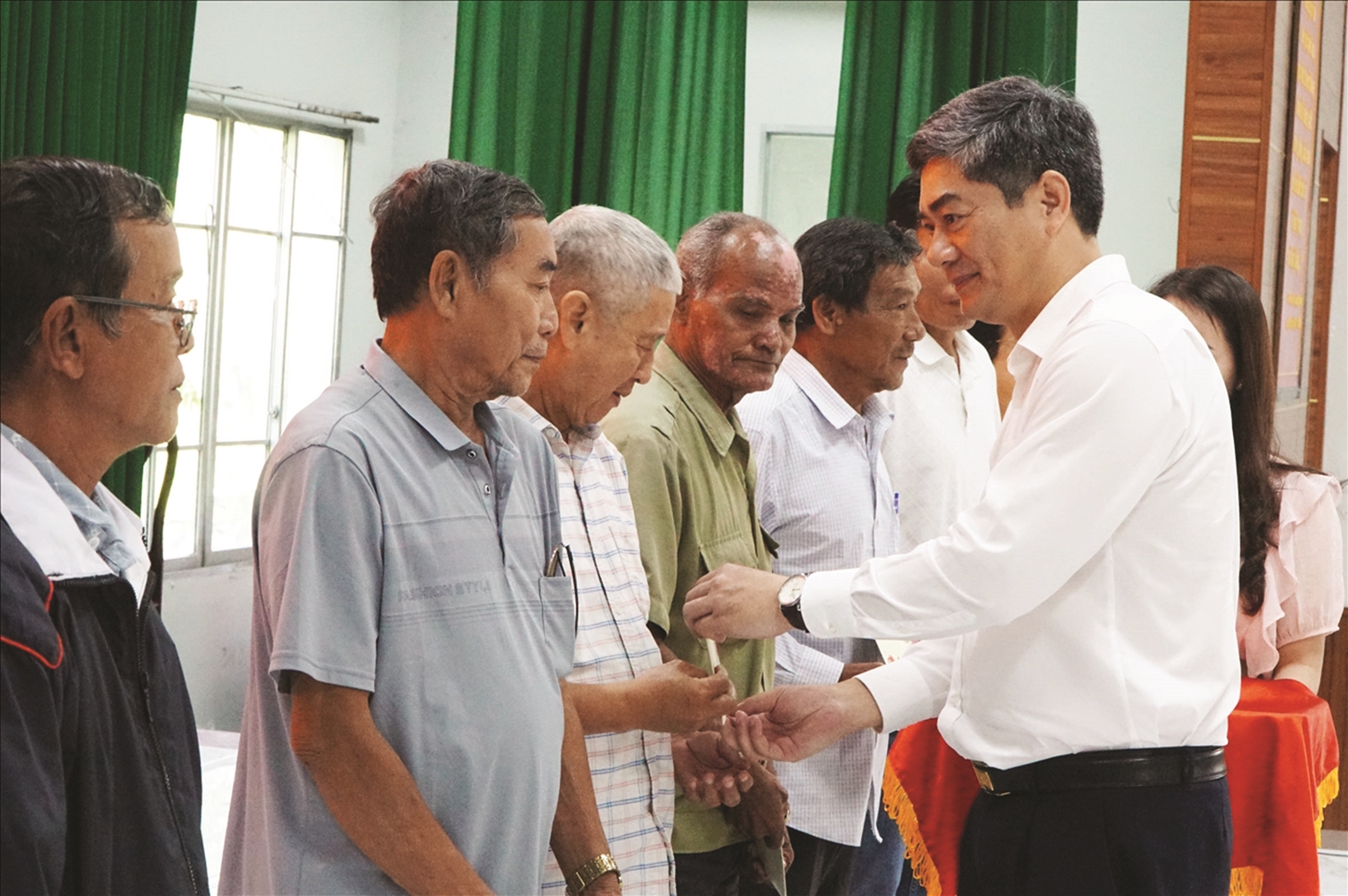 Thứ trưởng Bộ Dân tộc và Tôn giáo Y Vinh Tơr trao quà cho Người có uy tín trên địa bàn TP. Cần Thơ 