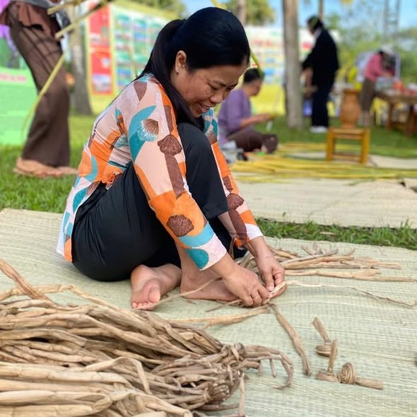 Để tạo nên một sản phẩm hoàn chỉnh, người thợ phải trải qua nhiều công đoạn công phu, từ chọn nguyên liệu, xử lý sợi đến đan ghép từng chi tiết