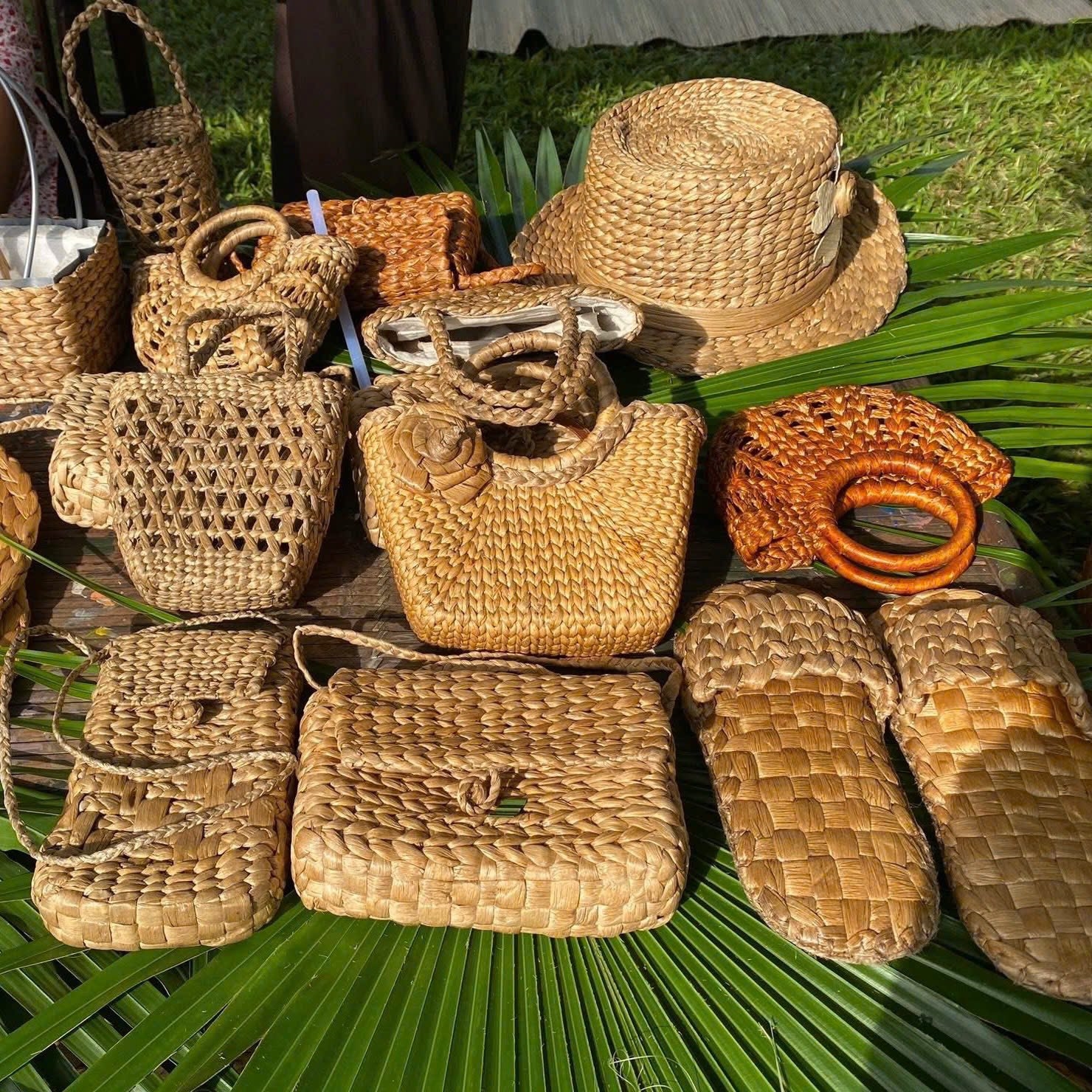 Từ đôi bàn tay của nghệ nhân lục bình đã trở thành những sản phẩm có phong cách rất riêng biệt 