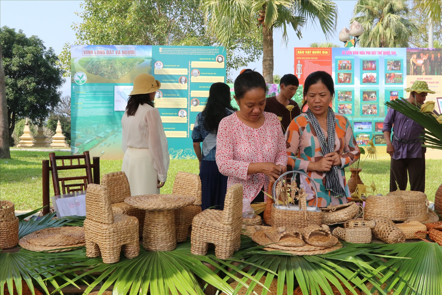 Từng sợi lục bình khô được đan kết thành giỏ, túi xách, mũ… với kiểu dáng đa dạng, ứng dụng cao