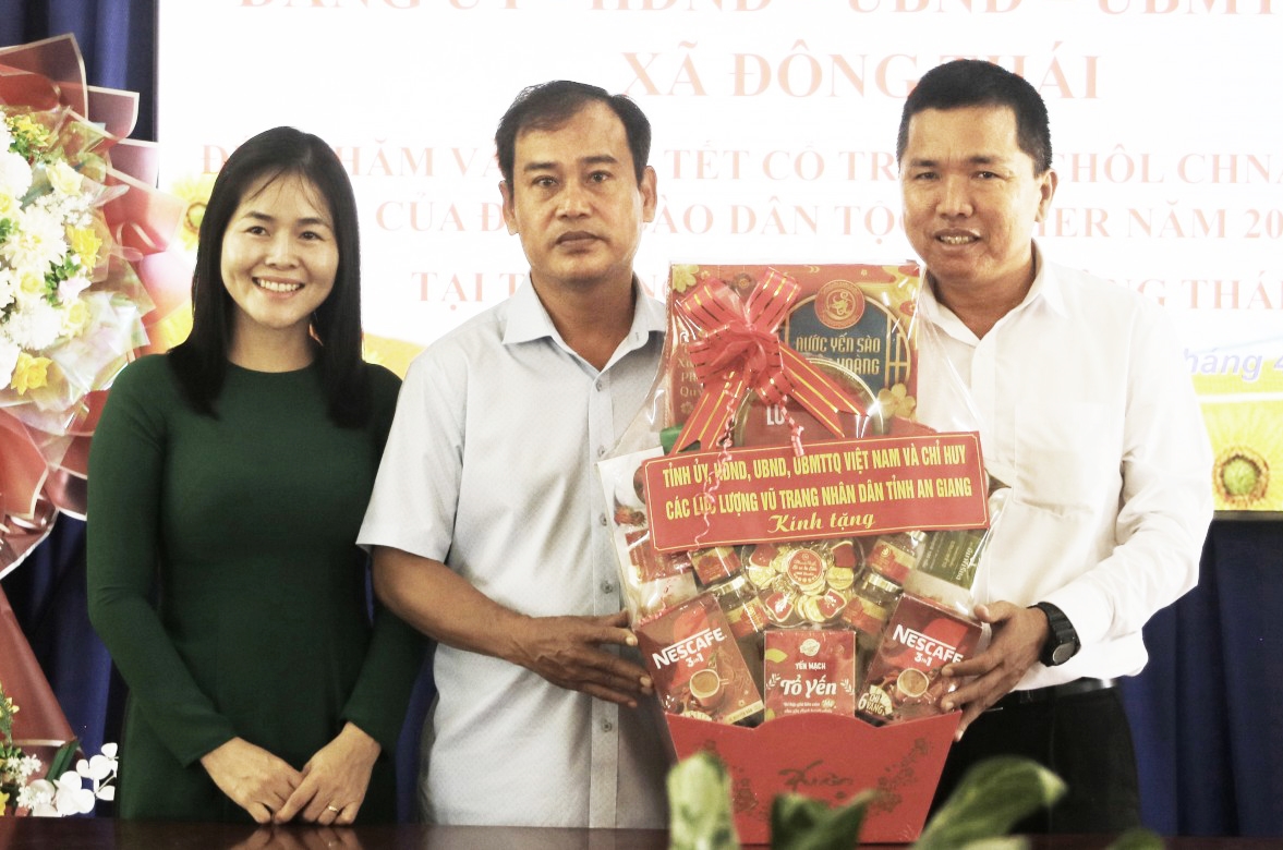 Giám đốc Sở Dân tộc và Tôn giáo tỉnh An Giang Danh Phúc tặng quà tập thể Trường Phổ thông Dân tộc nội trú THCS Đông Thái