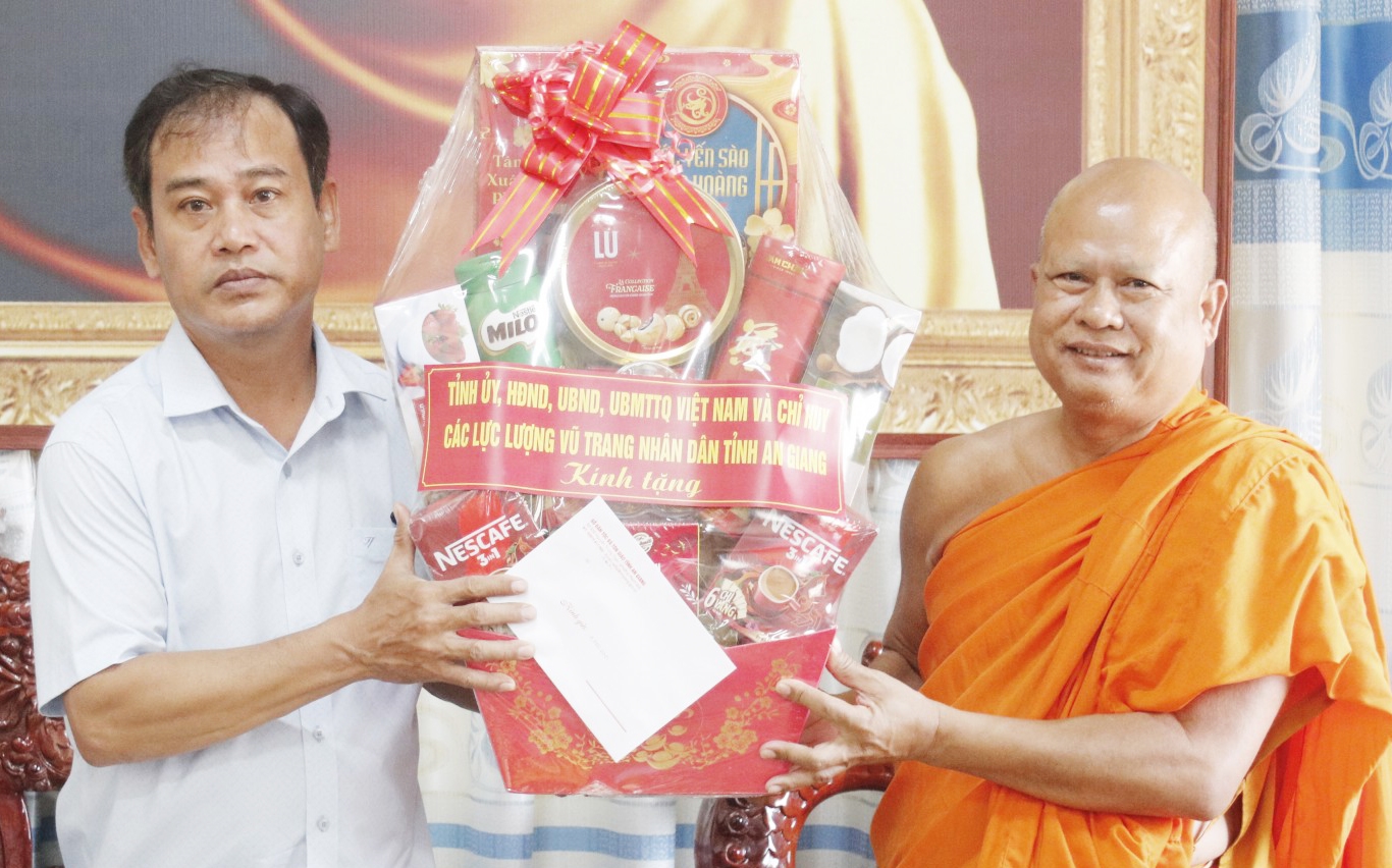 Giám đốc Sở Dân tộc và Tôn giáo tỉnh An Giang Danh Phúc tặng quà Thượng tọa Danh Cảnh, Ủy viên Ban Thường vụ Hội Đoàn kết sư sãi yêu nước tỉnh, Trụ trì chùa Chắc Băng Mới. (Ảnh: Danh Thành)