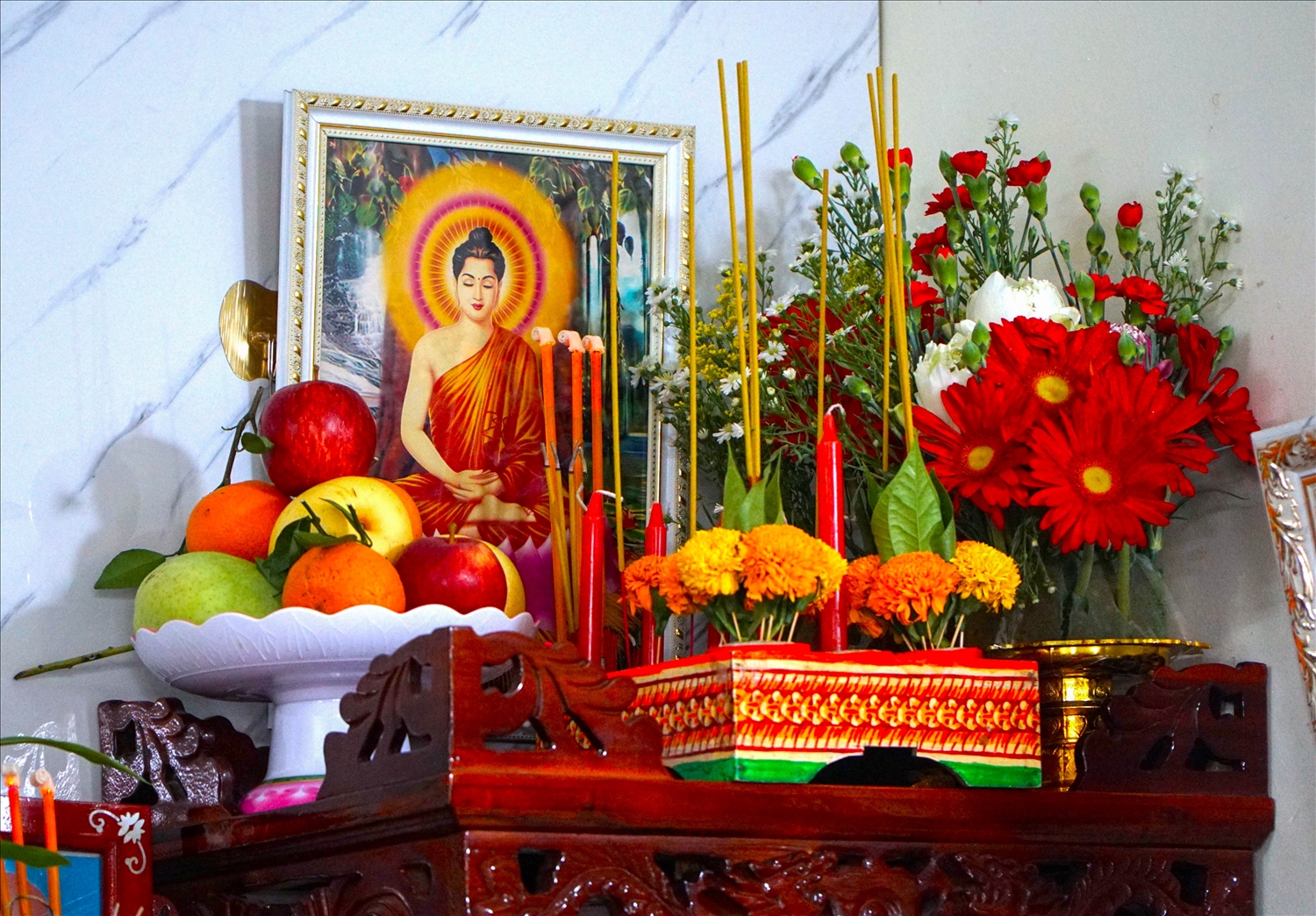 Đồng bào Khmer đa số theo đạo Phật, do đó không gian thờ Phật và thờ ông bà tổ tiên là góc thiêng liêng, được chăm chút nhất, đặc biệt là vào dịp Tết.