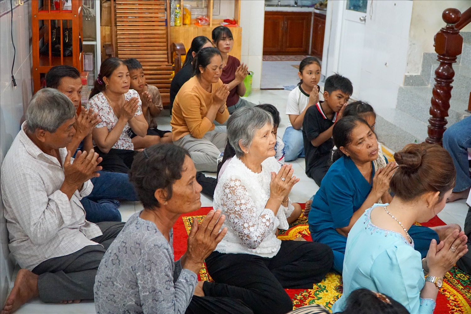 Chuẩn bị lễ và mời các vị sư đến tụng kinh cầu phúc trước Tết mấy ngày, với gia đình anh Thạch Mắc Ka Ra và chị Lâm Ngọc Bảo (ngụ phường Cái Răng, TP. Cần Thơ), nghi thức này mang ý nghĩa cầu mong một năm mới ấm no, hạnh phúc. 