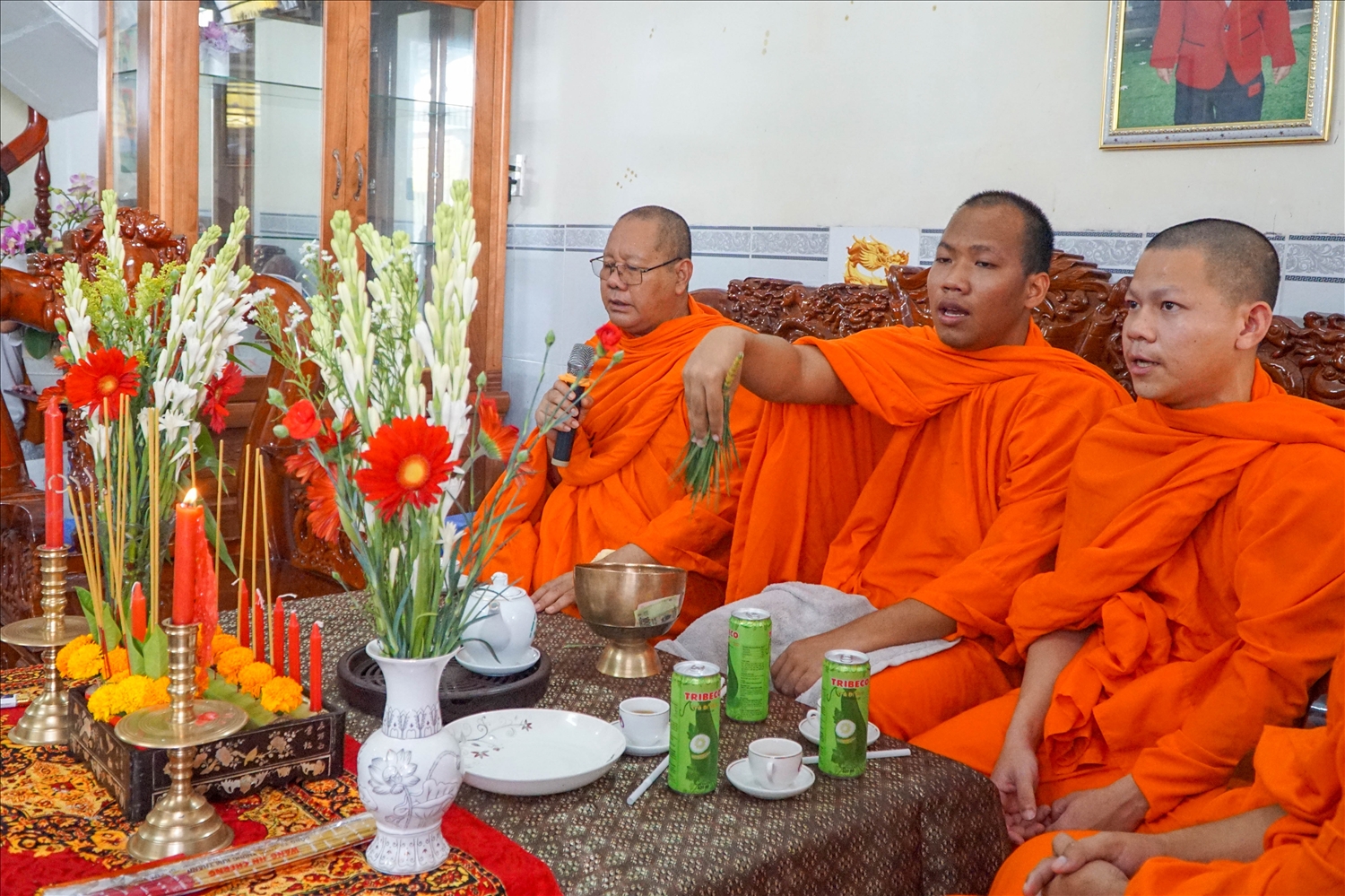 Theo anh Mắc Ka Ra, việc mời sư về gia đình tụng kinh tùy thuộc vào điều kiện từng nhà; nếu không đủ điều kiện, bà con vẫn chuẩn bị mâm cơm cúng ông bà tại gia. Dù hình thức khác nhau, tất cả đều thể hiện lòng hiếu kính, sự gắn kết với cội nguồn.