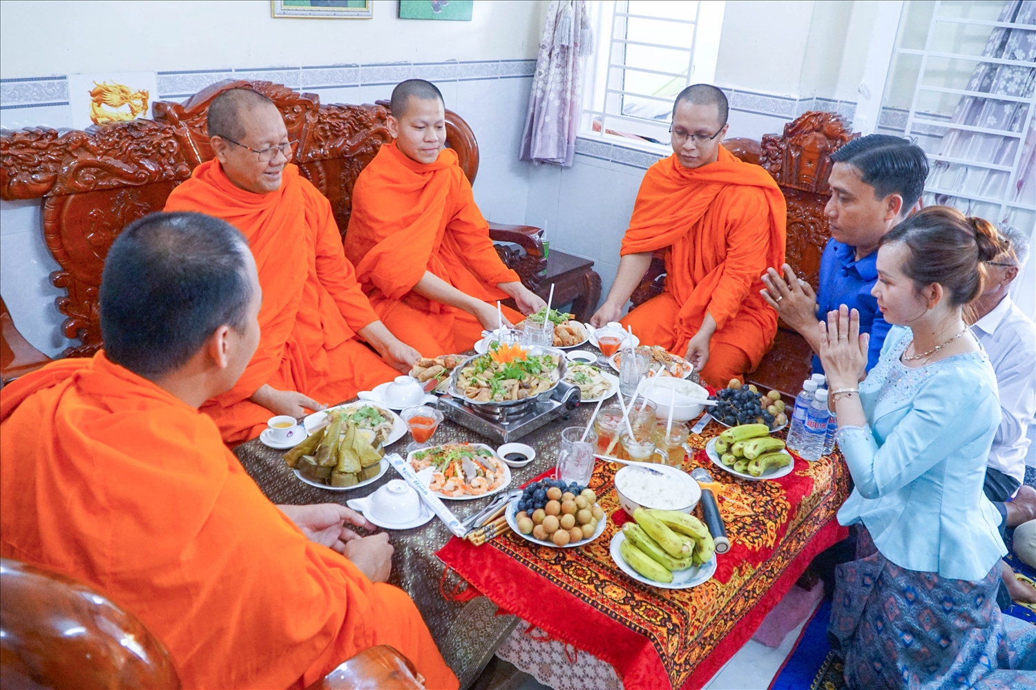 Kết thúc lễ tụng kinh cầu phúc, chủ nhà là anh Mắc Ka Ra và chị Ngọc Bảo sẽ dâng cơm lên các sư, thể hiện sự tôn kính.